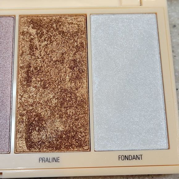 I ❤️ REVOLUTION PRALINE HIGHLIGHTER PALETTE - Picture 5 of 11